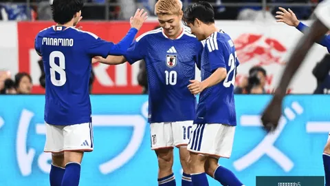 斯帕莱蒂、卡尔内瓦利与加利亚尼齐聚晚餐问鼎H5游戏：足球界高层私密聚会